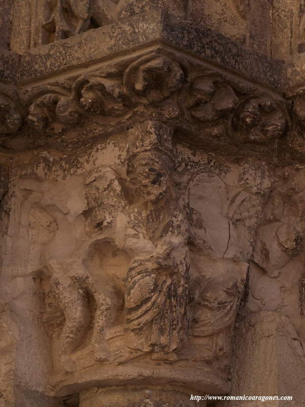 CAPITELES DE LA PORTADA